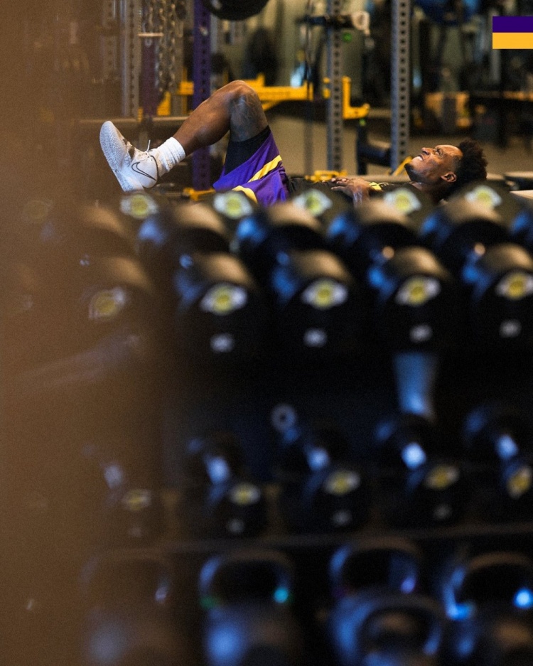 塞布尔&格莱姆斯在列！湖人官方晒训练照：一切由汗水铸就